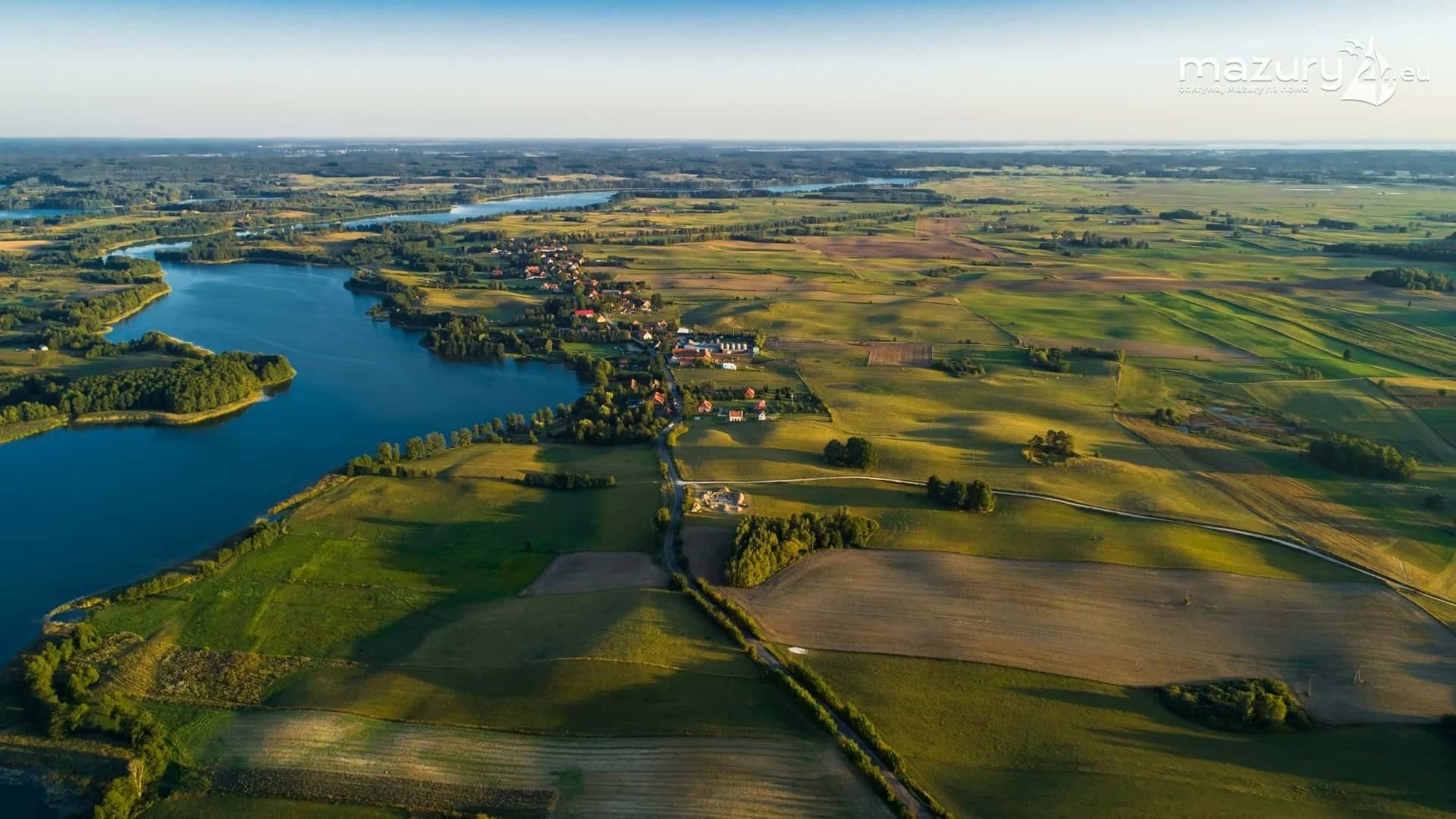 Brzeg jeziora i droga przez okolicę
