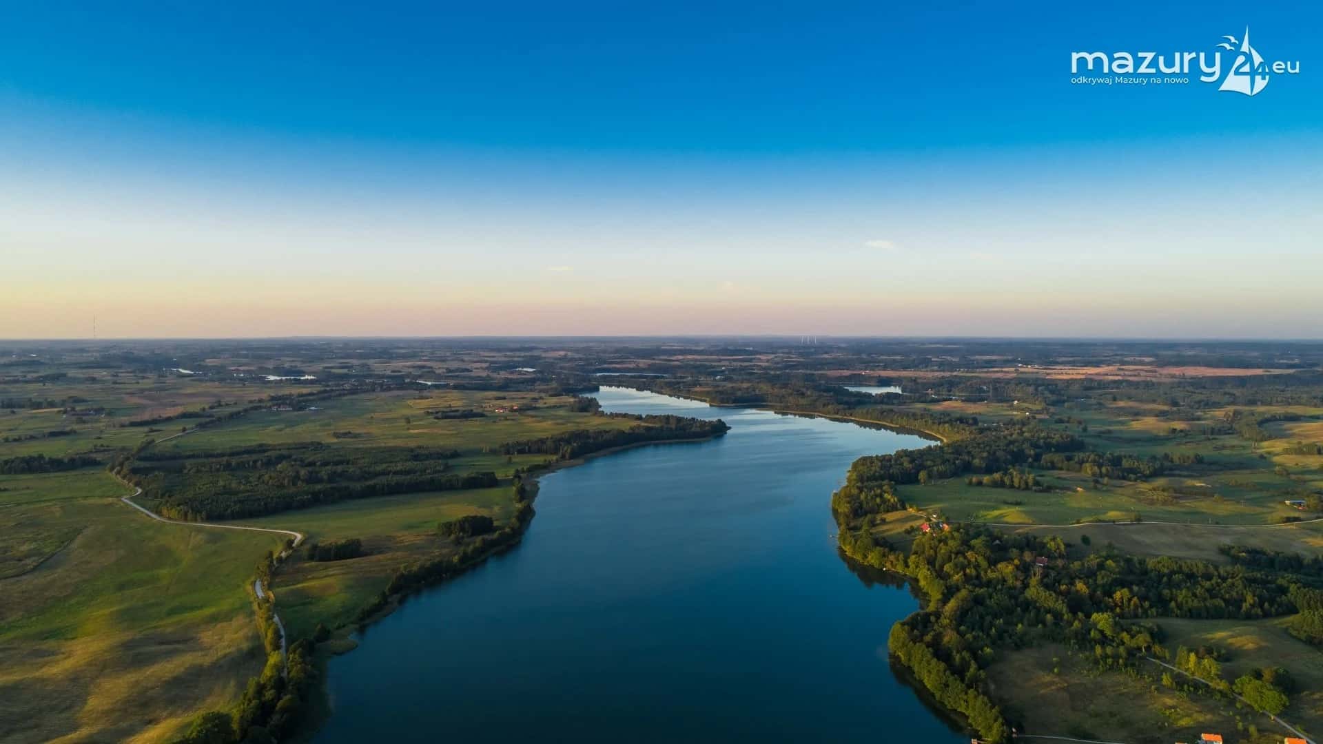 Jezioro i dalszy mazurski horyzont