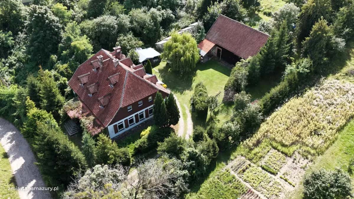 Nieruchomość, ogród i zabudowania widziane z lotu ptaka